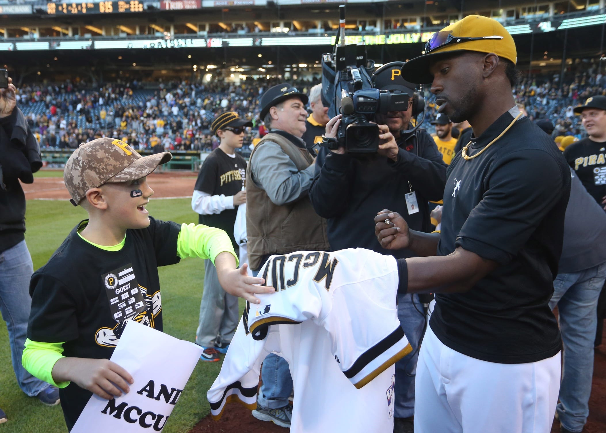 Andrew Mccutchen Wins 2015 Roberto Clemente Award