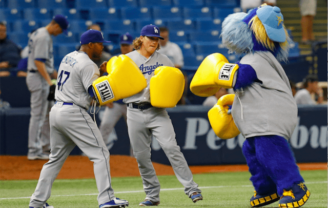 Kiké-hernandez-howie-kendrick-rays-mascot