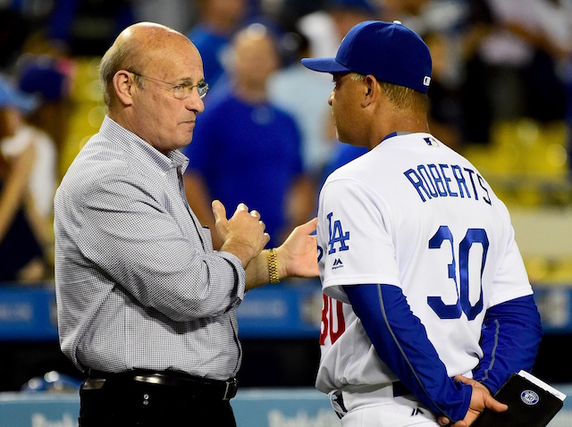 Tin tức Dodgers: Stan Kasten, Dave Roberts nhấn mạnh tầm quan trọng của việc giãn cách xã hội