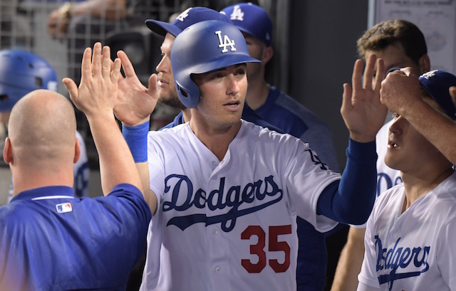 Cody-bellinger-kiké-hernandez-dodgers-dugout