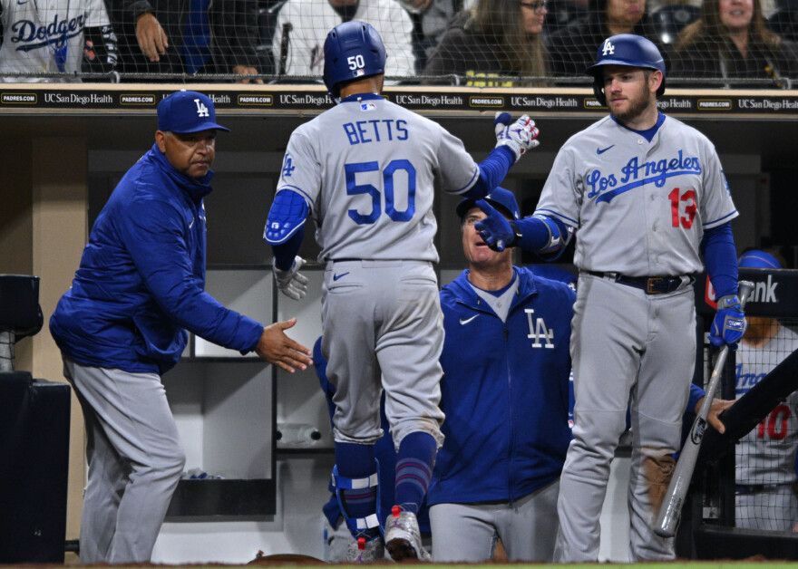 Mookie Betts, Bob Geren, Max Muncy, Dave Roberts