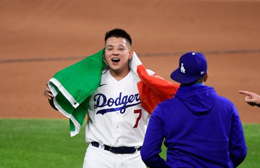 Julio Urías, Mexican flag, 2020 World Series