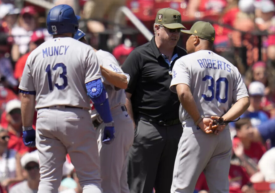 Dino Ebel, Max Muncy, Dave Roberts, umpire Paul Emmel