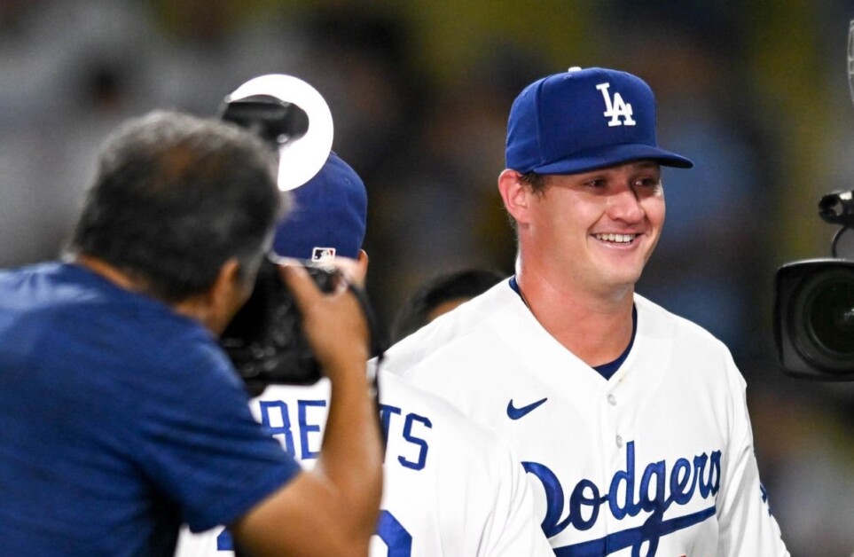 Kyle Hurt, Dave Roberts, Jon SooHoo, Dodgers win