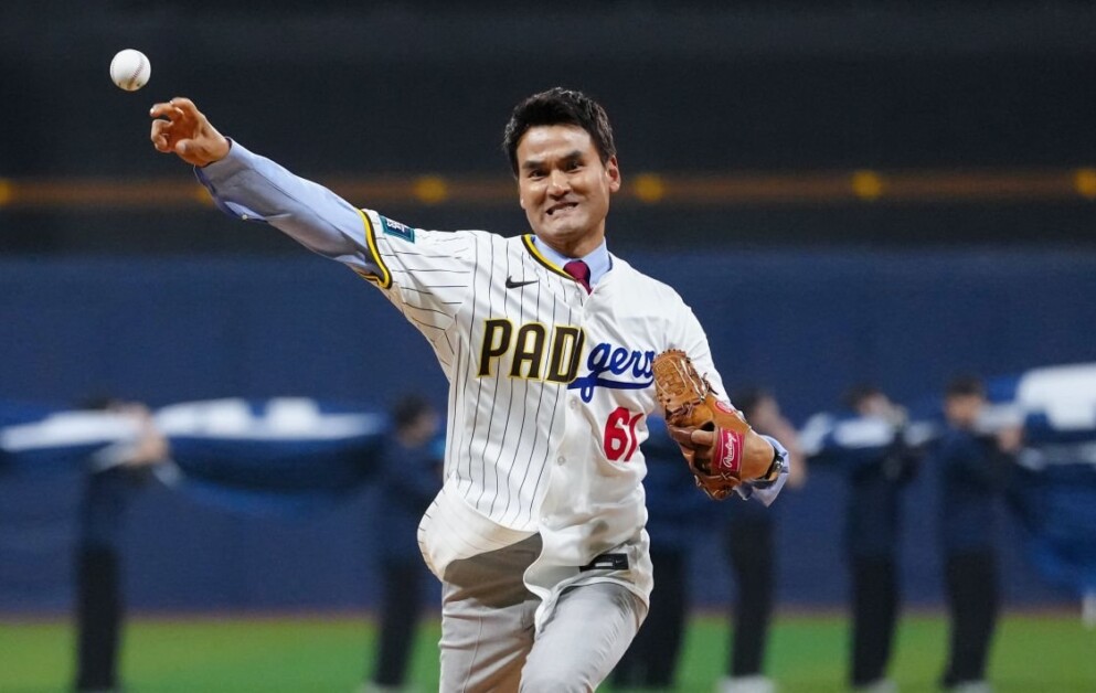 Dodgers Opening Day Video: Chan Ho Park Throws Out First Pitch For ...