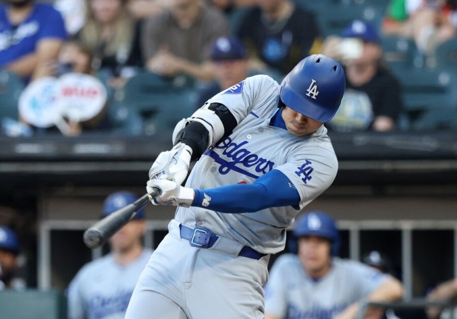 Shohei Ohtani, Dodgers bat boy Javier Herrera