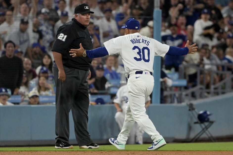 Dave Roberts, umpire Hunter Wendelstedt