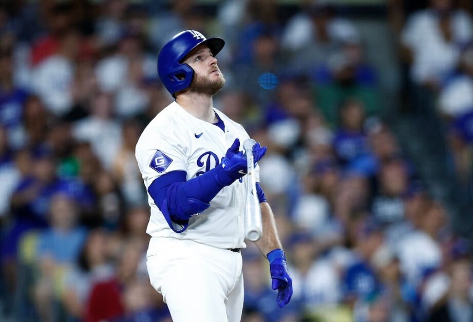 Max Muncy, bat flip