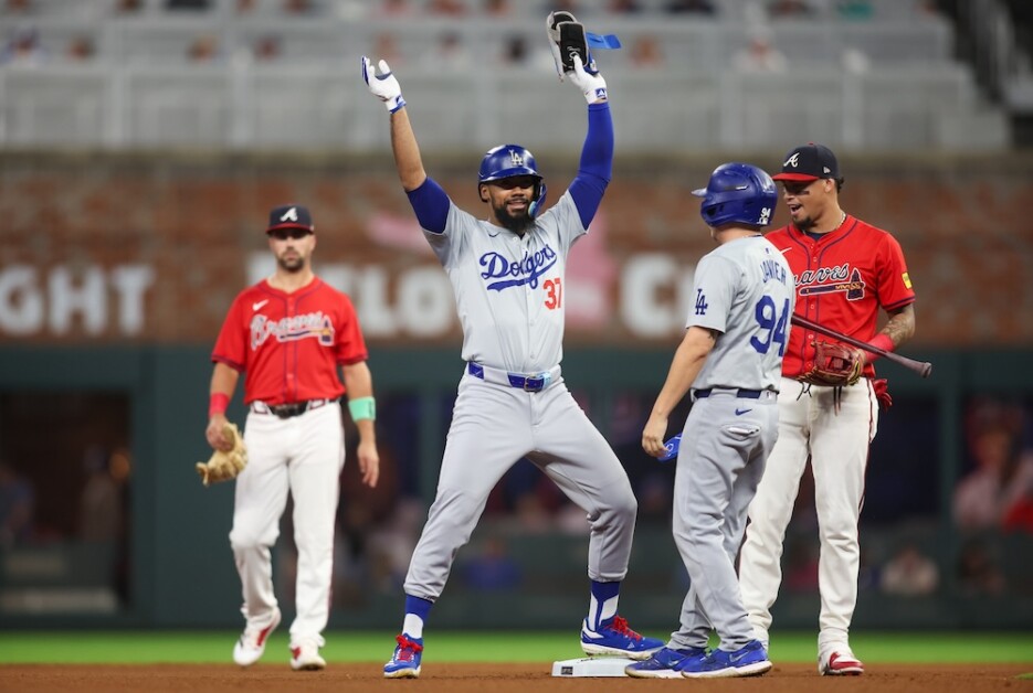 Teoscar Hernández, Dodgers celebration, Dodgers bat boy Javier Herrera