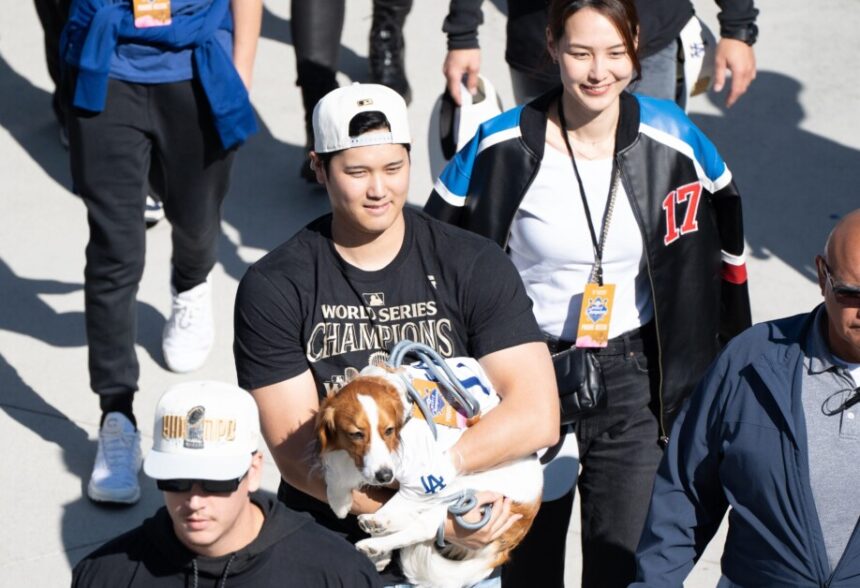 Shohei Ohtani, wife Mamiko Tanaka, Decoy, Decopin, Dodgers World Series parade celebration