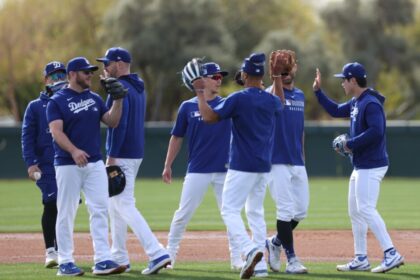 Max Muncy, Freddie Freeman, Tommy Edman, Mookie Betts, Chris Taylor, Hyeseong Kim, Dodgers workout, 2025 Dodgers Spring Training