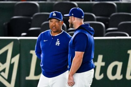 Dave Roberts, Max Muncy, Dodgers workout, Tokyo Series