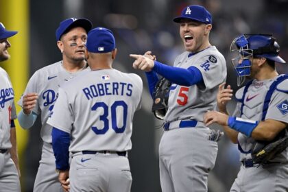 Max Muncy, Miguel Rojas, Dave Roberts, Freddie Freeman, Austin Barnes, pitching change