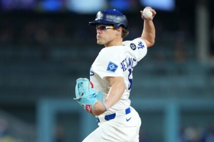 Kiké Hernández, pitching helmet