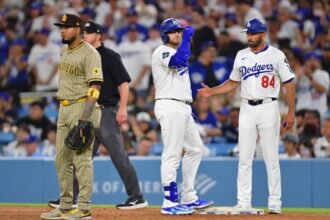 Luis Arraez, Max Muncy, Chris Woodward, Decorté celebration
