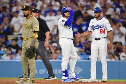 Luis Arraez, Max Muncy, Chris Woodward, Decorté celebration
