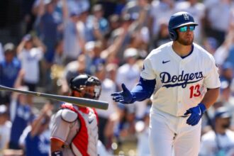 Max Muncy bat flip
