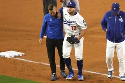 Dodgers trainer Thomas Albert, Max Muncy, Dave Roberts