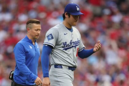 Shohei Ohtani, Dodgers trainer Thomas Albert
