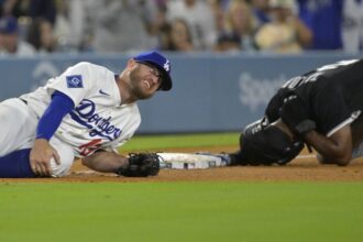 Max Muncy injured