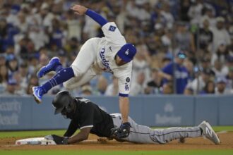 Max Muncy injured