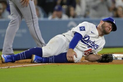 Max Muncy injury