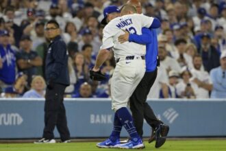 Max Muncy, Dodgers trainer Thomas Albert