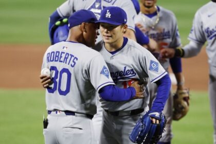 Dave Roberts, Yoshinobu Yamamoto, pitching change