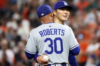 Dave Roberts, Yoshinobu Yamamoto, mound visit, pitching change
