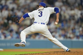 Edwin Díaz, Dodgers gold series jersey
