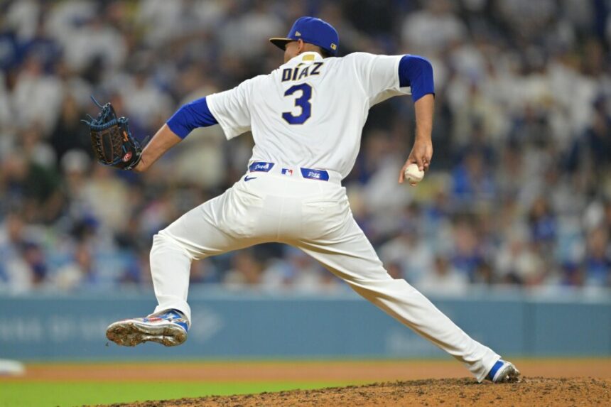 Edwin Díaz, Dodgers gold series jersey