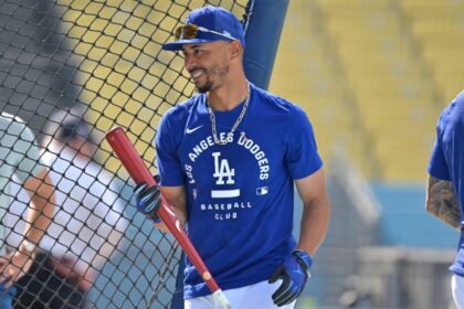 Mookie Betts, Dodgers batting practice