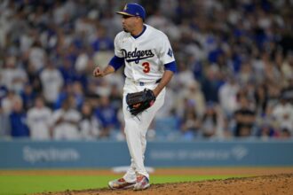 Edwin Díaz, Dodgers gold jersey
