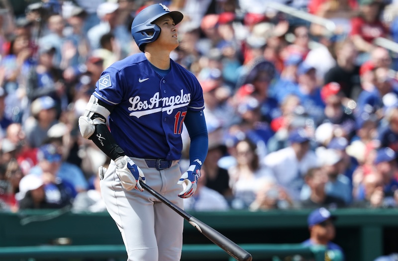 Shohei Ohtani, Dave Roberts, blue Dodgers alternate road jersey