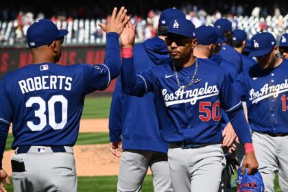 Dave Roberts, Mookie Betts, Max Muncy, Dodgers win, alternate blue Dodgers jersey