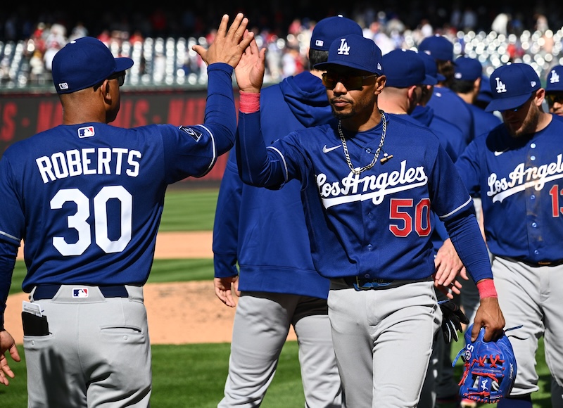 Dave Roberts, Mookie Betts, Max Muncy, Dodgers win, alternate blue Dodgers jersey
