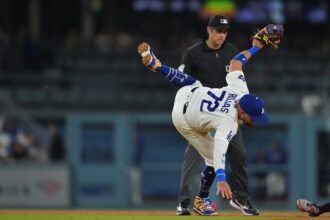 Miguel Rojas, umpire John Tumpane