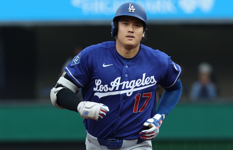 Shohei Ohtani home run, alternate Dodgers road jersey