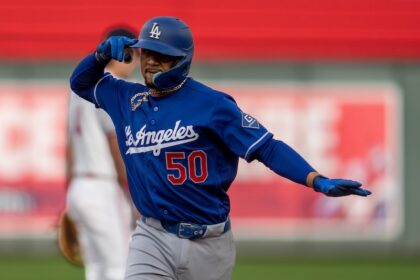 Mookie Betts home run, alternate Dodgers road jersey