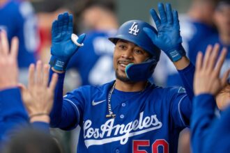 Mookie Betts home run, alternate Dodgers road jersey