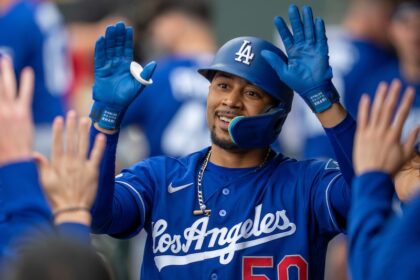 Mookie Betts home run, alternate Dodgers road jersey