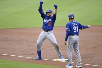 Max Muncy, Dino Ebel, Freddie Freeman dance, alternate Dodgers road jersey
