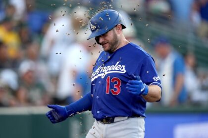 Max Muncy home run, sunflower seeds celebration, alternate Dodgers road jersey