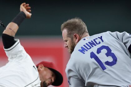 Ildemaro Vargas, Max Muncy