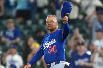 Dave Roberts 1,000 wins, Dodgers win, alternate Dodgers road jersey
