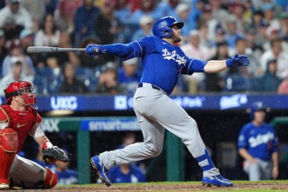 Max Muncy home run, J.T. Realmuto, alternate Dodgers road jersey
