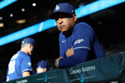 Dave Roberts, Bob Geren, alternate Dodgers blue jersey