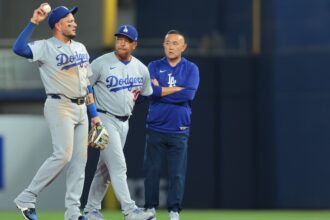 Miguel Rojas shoulder injury, Dave Roberts, Dodgers trainer Yosuke "Possum" Nakajima